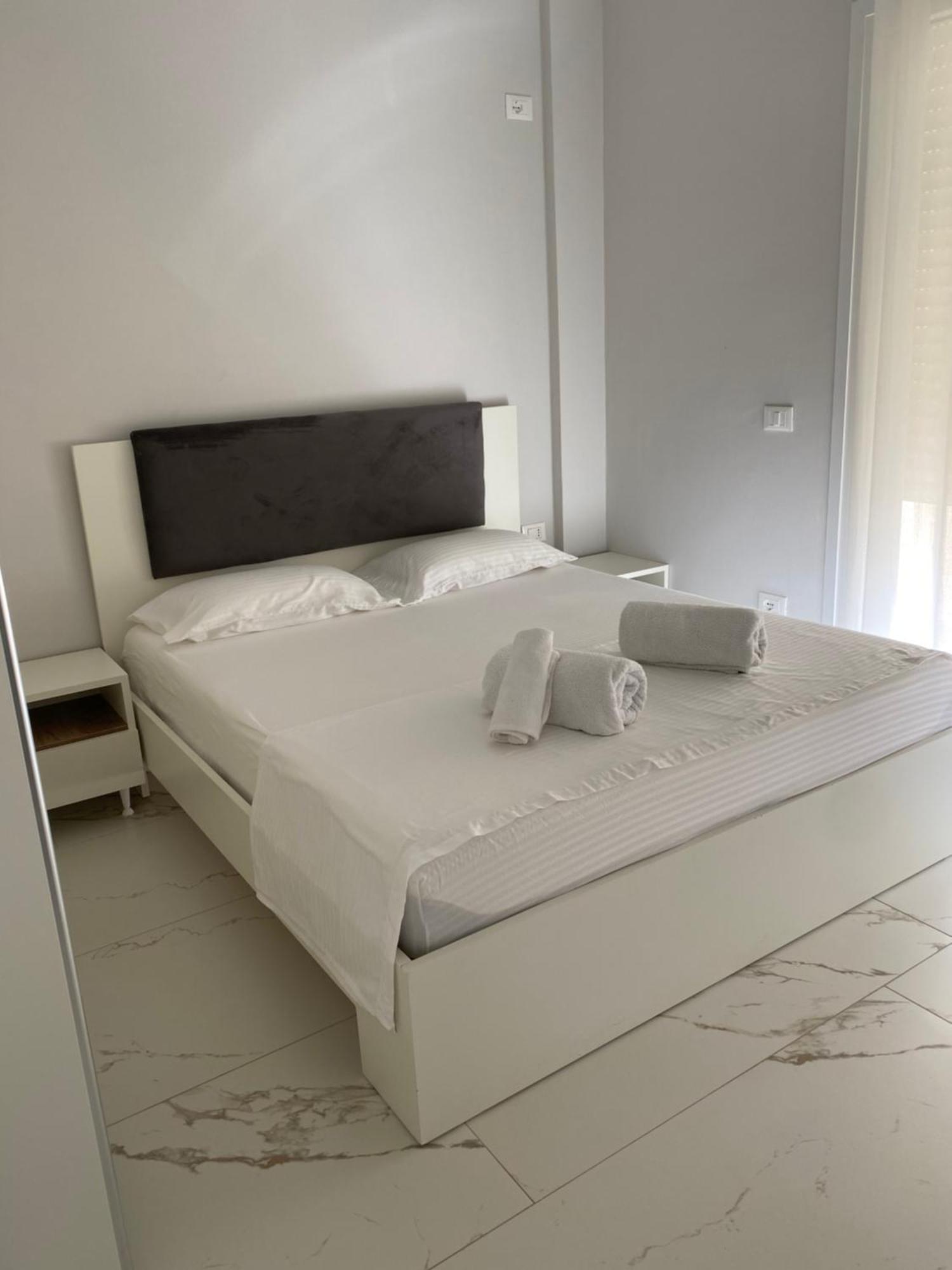 Edan Apartments Vlorë Esterno foto